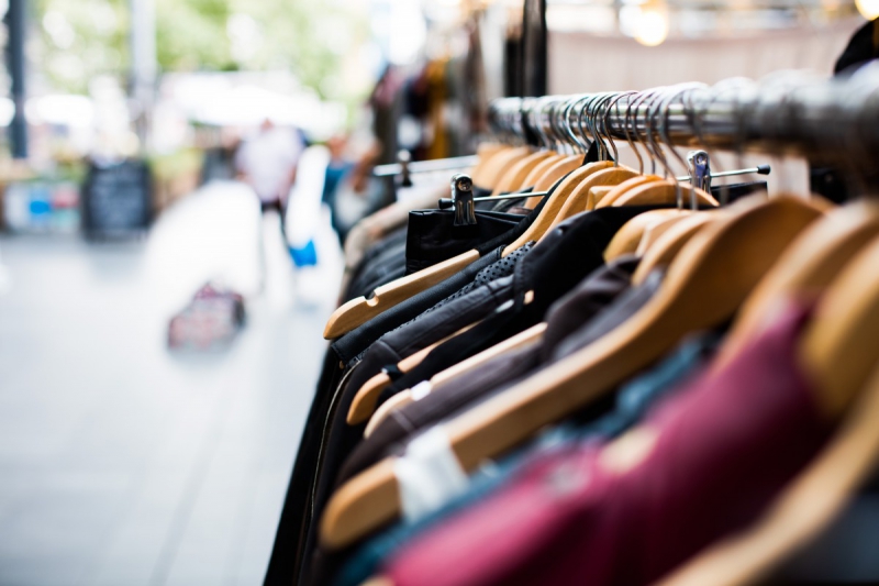 boutique-HYERES-min_blur_close_up_focus_hanger_jacket_market_people_rack-1176303