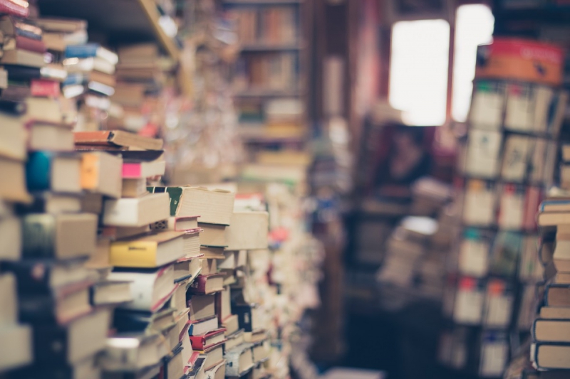 boutique-HYERES-min_books_stack_book_store_stack_of_books_2nd_hand_retro_hipster_shop-829090